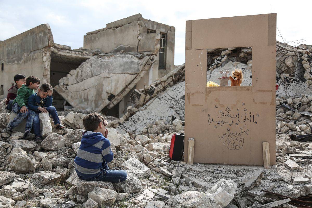 Puppenspieler im zerbombten Idlib