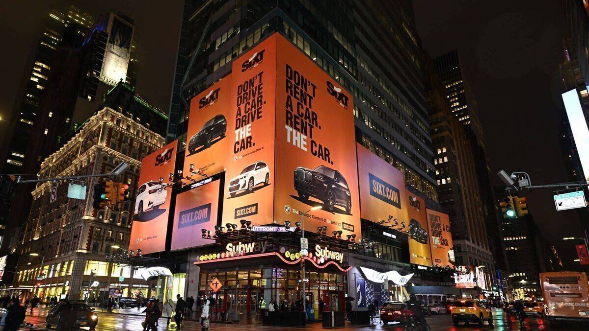 Leuchtend orange: Sixt-Werbung am Times Square