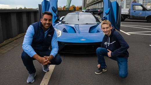 Autofans: Fabio Laermanns (l.), Digital Marketing Specialist bei Ford, mit Nick, dem "Ford GT Typ".