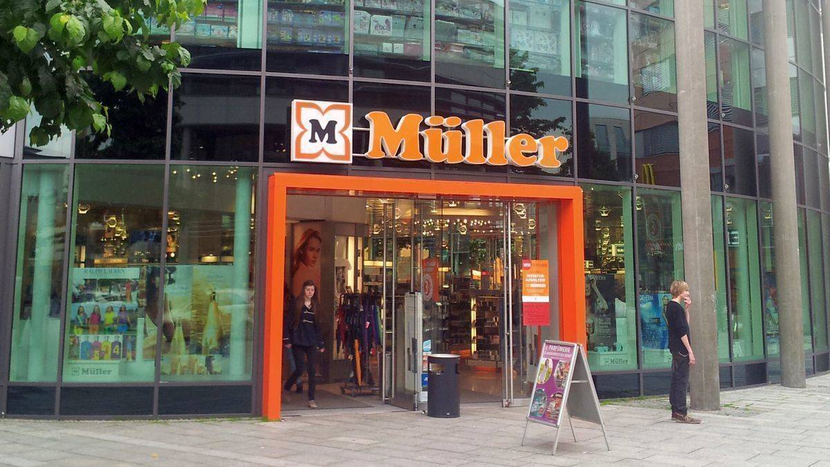 Der Händler Müller betreibt mehr als 800 Filialen. 
