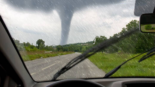 "Hier weiterzumachen könnte das Auto in einen Sarg verwandeln", schrieb die Mitarbeiterin der Zentrale, als der Tornado bedrohlich näher kam.