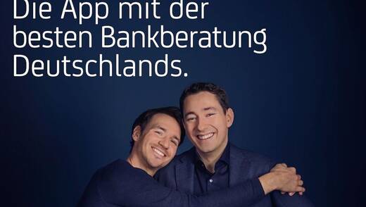 Felix Neureuther und sein Bankberater spielen sich die Bälle in der aktuelle Kampagne zu