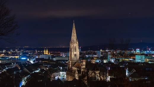 Freiburg bei Nacht. 