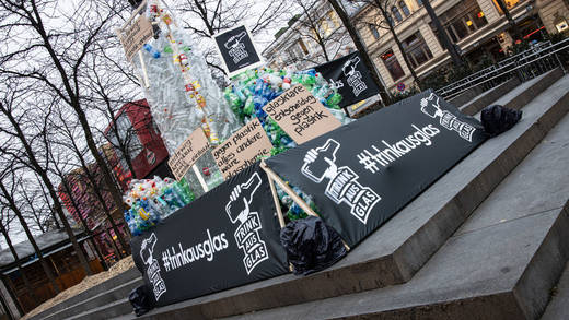 Mit dieser Installation protestierte Fritz-Kola in Hamburg gegen Umweltverschmutzung. 