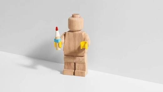 Ein Sammlerstück: Legospielfigur aus Holz.