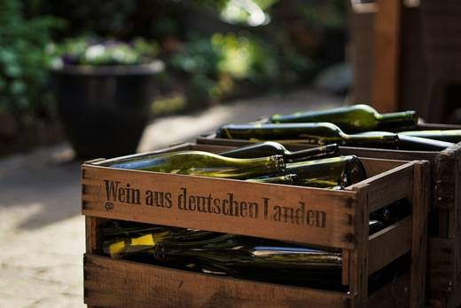 Weinkiste mit der Aufschrift: Wein aus deutschen Landen