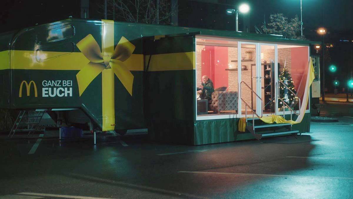 McDonalds baut in einem Truck die Wohnung eines Mitarbeiters nach - und überrascht ihn damit