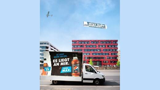 "Jetzt wird abserviert": Über der Berliner Coke-Zentrale macht ein Himmelsschreiber Pepsis Kampfbotschaft weithin sichtbar.
