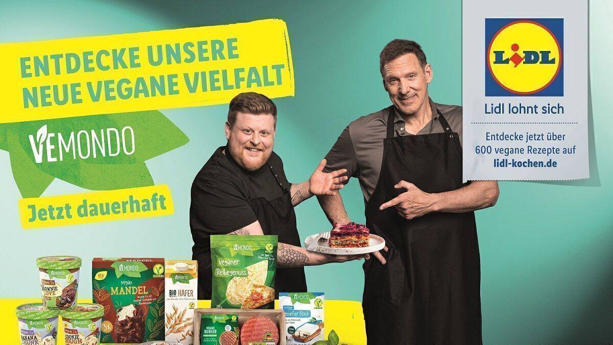 Timo Franke (l.) und Ralf Moeller (r.) zeigen in der neuen Lidl-Kampagne vegane Rezepte.