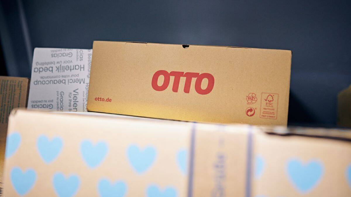 Statt in die Läden zu gehen, bestellen die Deutschen lieber online, etwa bei Otto. 