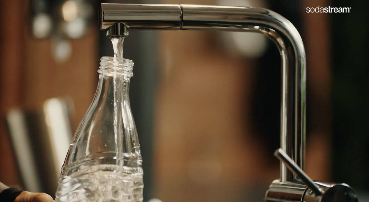 Frisch aus dem Wasserhahn gezapft: SodaStream-Nutzer tun was für ihre Umwelt.