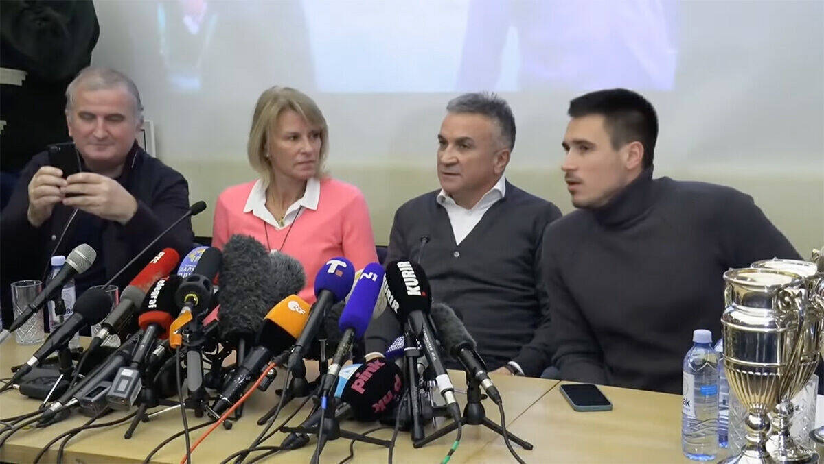Perfektes Netflix-Material: Novak Djokovics Familie auf ihrer schon jetzt legendären Pressekonferenz.