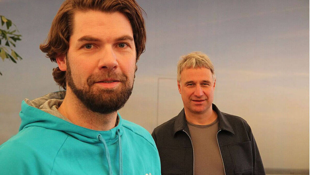 Oliver Bartelt und Marco Bode (rechtes hinten) bestreiten den Podcast "Denkfutter".