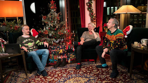 Jan Böhmermann (li.) und Olli Schulz plauderten in Weihnachtspullis mit Gästen wie Detlev Buck und sammelt dabei Spenden ein.