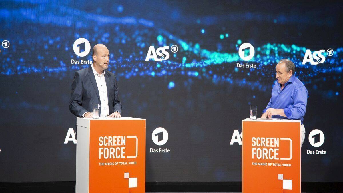 Uwe Esser (l.), Leiter TV-Vermarktung bei ARD-Werbung Sales & Services, mit  Moderator Wolfram Kons bei den Screenforce Days. 