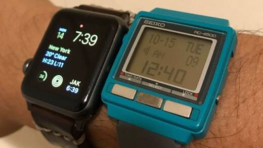 Gestern (r.) und heute (l.): Die erste Watch von Apple war die WristMac-Uhr. 
