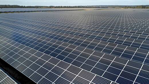 Eine der größten Solaranlagen Skandinaviens powert Apples Rechenzentrum im dänischen Viborg.