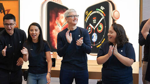 Inmitten seiner Angestellten feiert Apple-CEO Tim Cook die Produkt-Palette 2021.