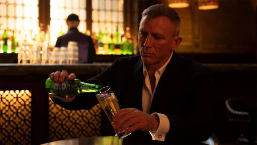 James-Bond-Darsteller Daniel Craig wartet geduldig auf den ersten Schluck Heineken.
