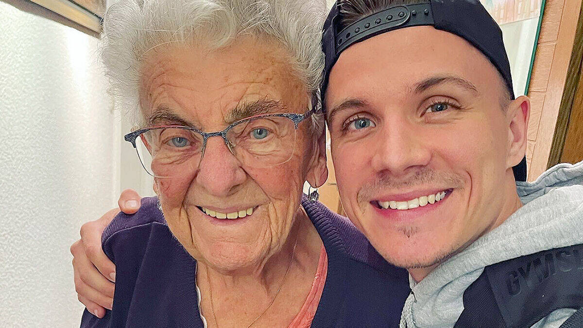 Oma Lissi und ihr Enkel Chris.