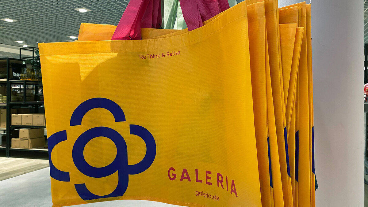 Das neue Galeria-Logo, hier plakativ auf den Einkaufstaschen, funktioniert, sagt Norbert Möller.