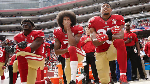 Nike-Testimonial Colin Kaepernick (M.) bei seinem "Hymnen-Protest" gegen Rassismus und Donald Trump. 